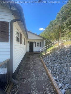 /international/us/12581-charleston-road-red-house-wv-110120591177/