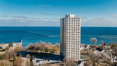 /international/us/2525-s-shore-dr-milwaukee-wi-110100880584/