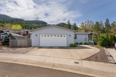/international/us/201-lucky-ridge-loop-canyonville-or-110098669455/?lang=en