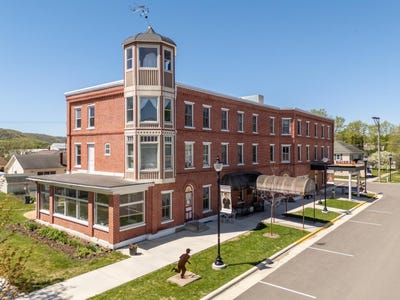 /international/us/333-main-street-w-wabasha-mn-110108937275/