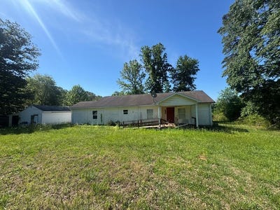 /international/us/380-toytown-amherst-va-110108341260/