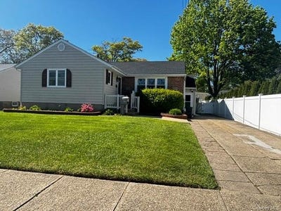 /international/us/185-audley-court-copiague-ny-110108175079/