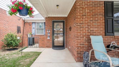 /international/us/19940-oak-leaf-circle-cornelius-nc-110119537819/