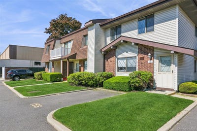 /international/us/156-w-cambridge-drive-e-copiague-ny-110108096849/