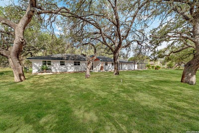 /international/us/109-live-oak-dr-pleasanton-tx-110120045216/
