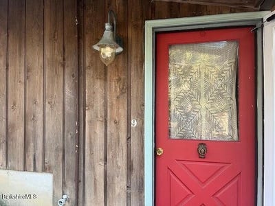 /international/us/9-forest-row-great-barrington-ma-110104309179/