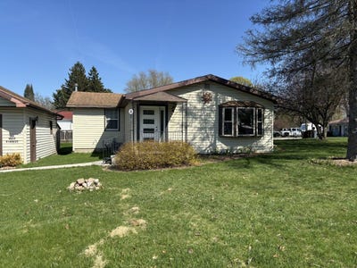 /international/us/228-w-forest-street-edmore-mi-110107503512/