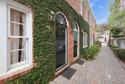 /international/us/12-george-street-charleston-sc-110108382711/
