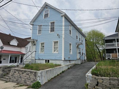 /international/us/22-thompson-street-sanford-me-110107860147/