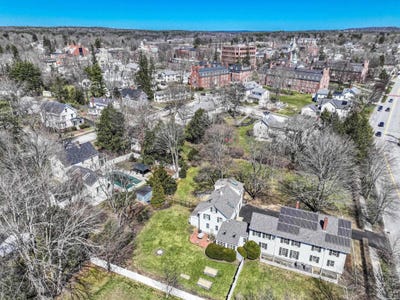 /international/us/69-court-street-exeter-nh-110106963293/