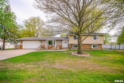 /international/us/104-jamestown-court-pekin-il-110107316546/