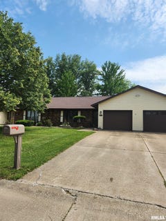 /international/us/409-evergreen-drive-macomb-il-110100591707/