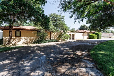/international/us/402-w-8th-street-sundown-tx-110108506770/
