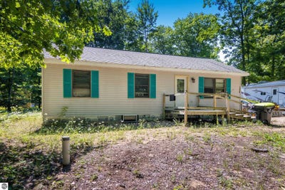 /international/us/19239-oak-hollow-drive-lake-ann-mi-110109586297/
