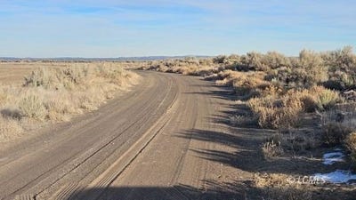 /international/us/fossil-lake-rd-christmas-valley-or-110106211257/