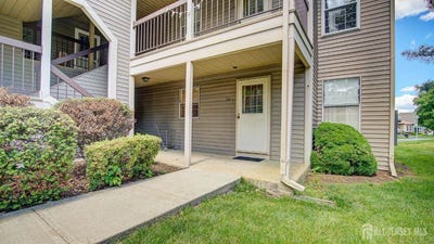 /international/us/124-concordia-circle-monroe-nj-110108503909/