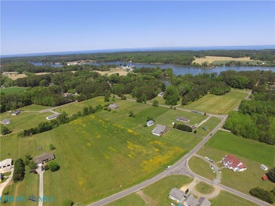 /international/us/28d-66-little-river-drive-reedville-va-110108910776/