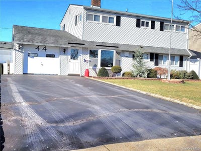 /international/us/44-return-lane-levittown-ny-110108255302/