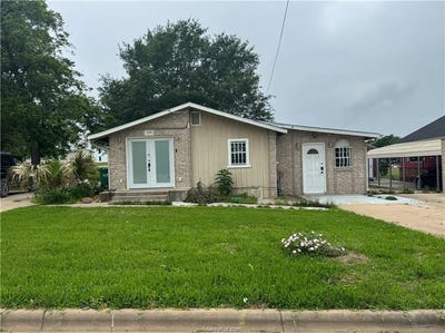 /international/us/709-sabine-street-brenham-tx-110107656587/