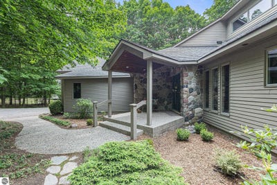 /international/us/4405-highland-drive-beulah-mi-110100560290/