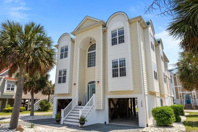 /international/us/208-sea-manor-drive-surf-city-nc-110099695555/
