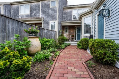 /international/us/132-kates-path-yarmouth-port-ma-110108094777/