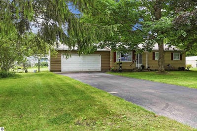 /international/us/4285-n-manor-wood-drive-traverse-city-mi-110119686804/