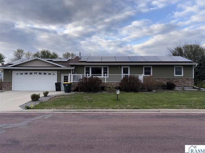 /international/us/219-se-5th-street-madelia-mn-110104557695/