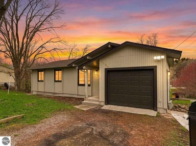 /international/us/1455-greenbrier-drive-traverse-city-mi-110107752341/