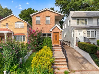 /international/us/42-05-249th-street-little-neck-ny-110119294309/