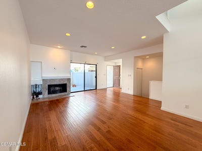 /international/us/18242-burbank-boulevard-tarzana-ca-110109189644/