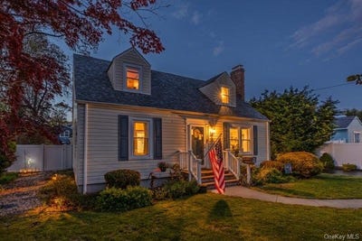 /international/us/7-w-elm-street-islip-ny-110107981880/