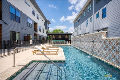 /international/us/1208-n-academy-avenue-new-braunfels-tx-110103193722/