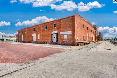 /international/us/320-s-washington-st-hutchinson-ks-110107982925/