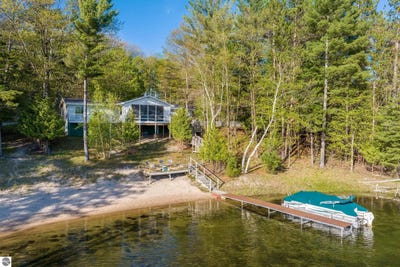 /international/us/16533-wagner-road-lake-ann-mi-110108255966/