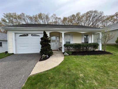 /international/us/520-cranston-lane-ridge-ny-110107712305/