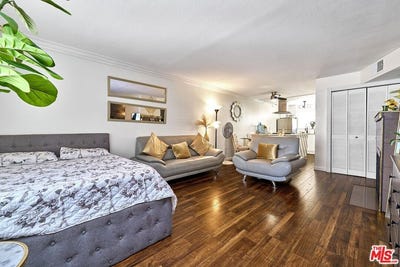 /international/us/7045-woodley-ave-van-nuys-ca-110106103129/