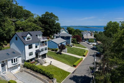 /international/us/30-bay-street-highlands-nj-110108568791/