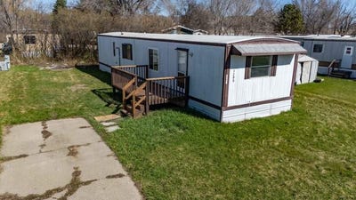/international/us/1200-pioneer-trail-mandan-nd-110107666242/