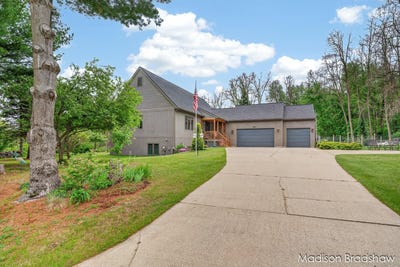 /international/us/30-whistling-pines-lane-nw-sparta-mi-110108171220/