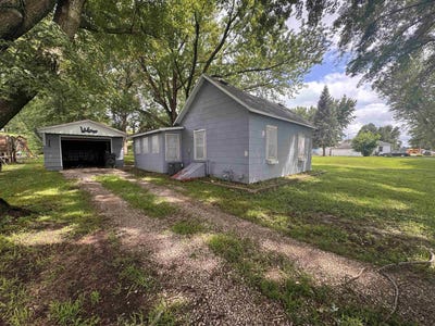 /international/us/230-s-1st-st-moville-ia-110097785853/