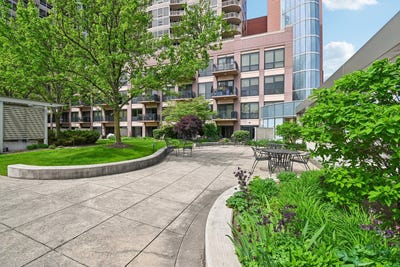 /international/us/807-davis-street-evanston-il-110108474472/