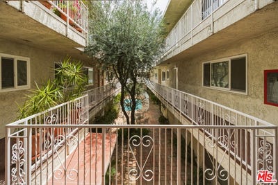 /international/us/5301-yarmouth-ave-encino-ca-110108361331/