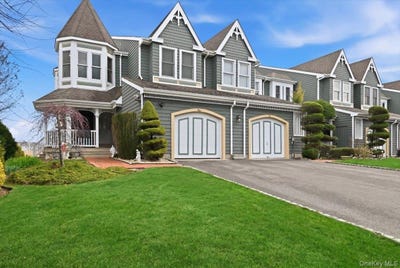 /international/us/1-victoria-drive-amityville-ny-110107808999/