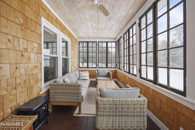 /international/us/18-willow-ln-lenox-ma-110107860256/