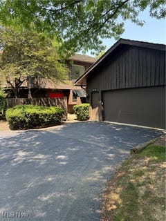/international/us/407-meadowview-drive-aurora-oh-110101459833/