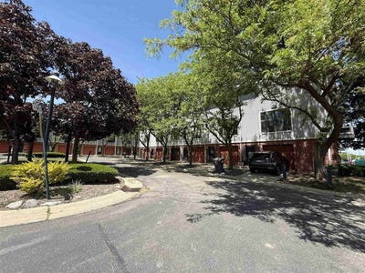 /international/us/4502-west-westchester-west-milwaukee-wi-110102857343/