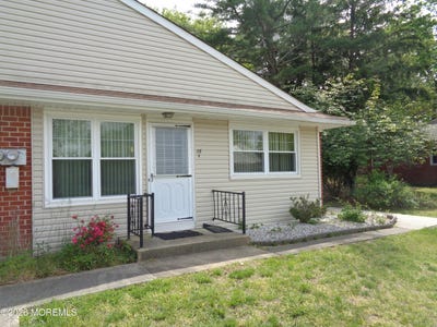 /international/us/28-b-snowberry-lane-whiting-nj-110108411492/