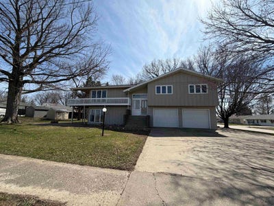 /international/us/608-pine-street-sheldon-ia-110107166546/