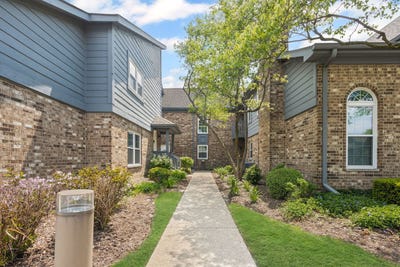 /international/us/11-foxcroft-road-naperville-il-110107844553/